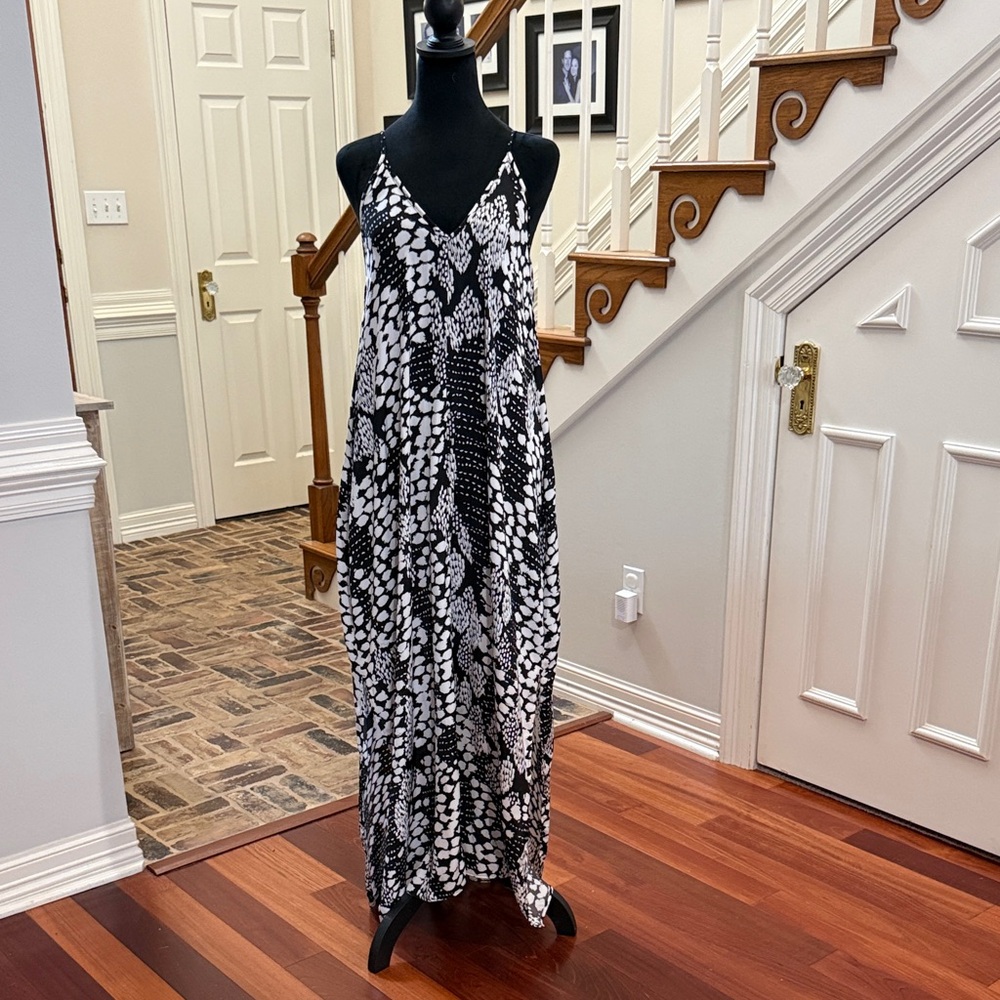 NWOT-Van Winkle & Co Black and White Print Satin Chemise with POCKETS sz M